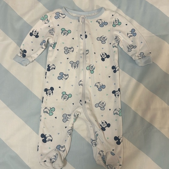 Disney - set of 2 newborn (0 mo/0-3 mo) footed cotton Mickey Mouse sleepers. - Picture 4 of 6
